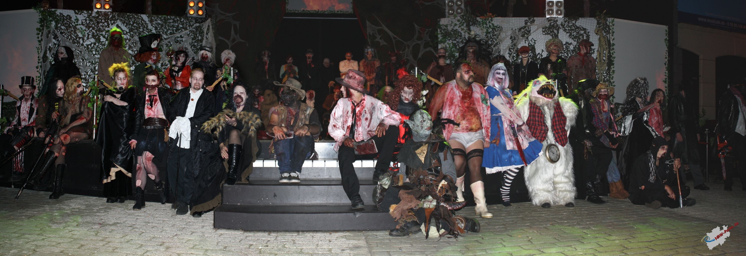 Gruppenfoto der Monster vom Halloween Horror Fest